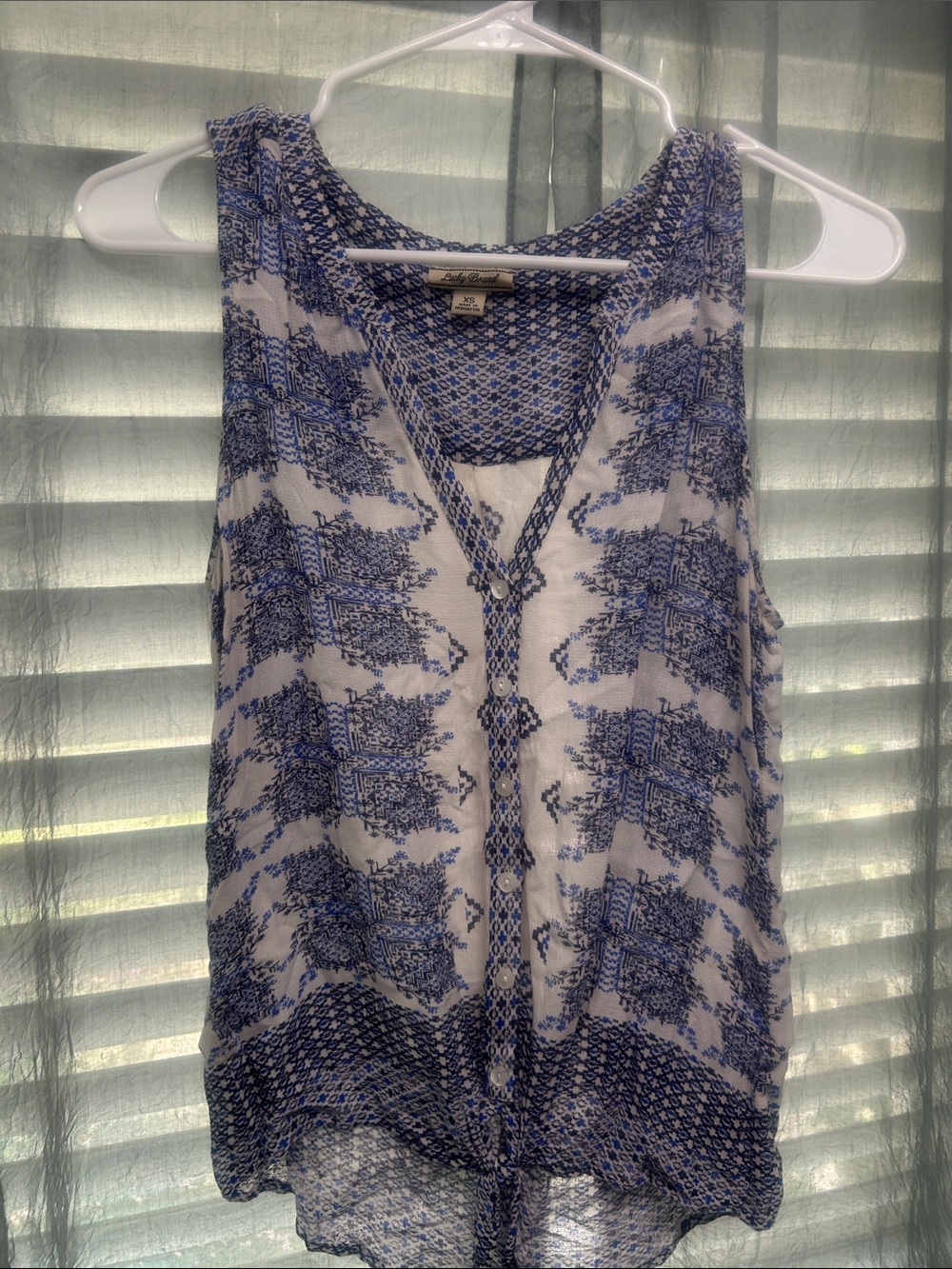 Lucky Brand Sleeveless Blue and White Printed V-Neck Shell Top